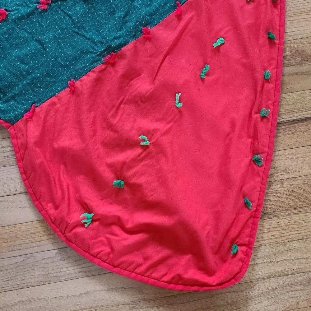 Vintage Handmade Scalloped Edge Christmas Tree Skirt Red Green White Wagon Wheel